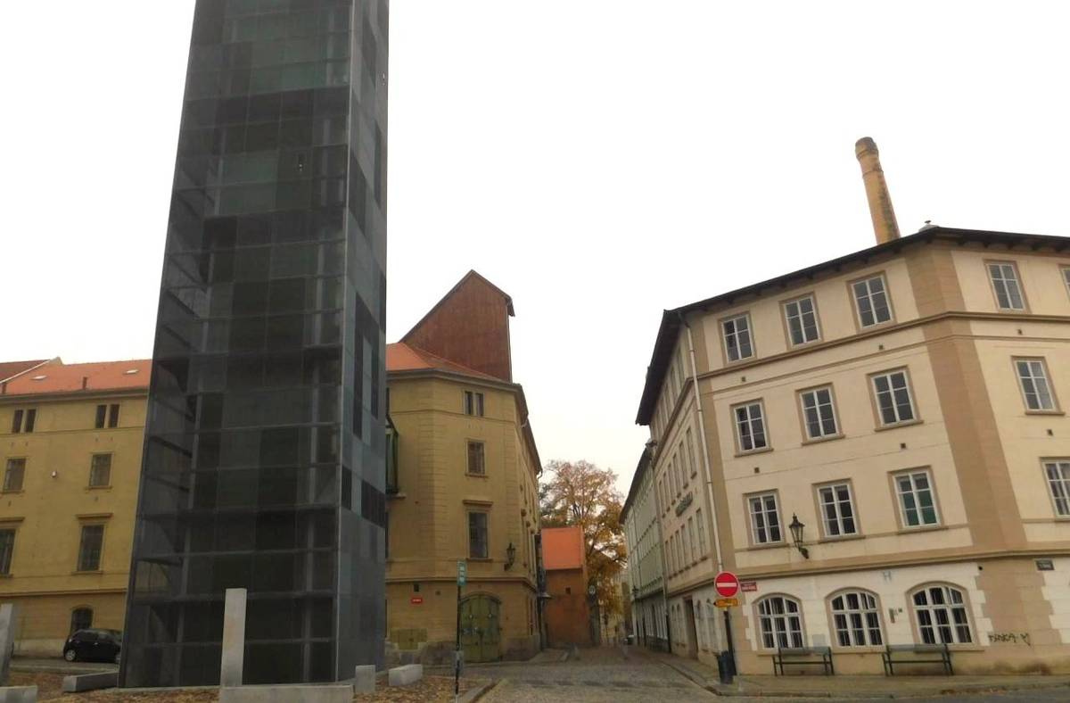 Zájem turistů o Žatec a jeho okolí byl v roce 2025 přibližně stejný, jako tomu bylo o rok dříve. Ukazují to předběžné informace o návštěvnosti z hlavních turistických cílů na Žatecku. Chrám Chmele a Piva ke konci října evidoval sedmnáct a půl tisíce návštěvníků. Do konce roku by tak měla být dosažena stejná čísla, jako byla před rokem. „Návštěvnost je fakticky stejná jako v roce 2024. Chrám Chmele a Piva je otevřený i v zimním čase a návštěvníky stále láká. Ke konci roku se opět dostaneme nad 18 tisíc návštěvníků,“ potvrdil ředitel Chrámu Jaroslav Špička. Na zámku Stekník na začátku listopadu evidovali přes 16 tisíc návštěvníků, což je o něco méně než loni. Naopak Turistické informační centrum žatecké radnice evidovalo letos do konce října, tedy ke konci návštěvnické sezóny, 21 740 návštěvníků, což je asi o tisíc víc než ve stejnou dobu před rokem. Více podrobností zde: Mezi turisty přibývá hostů i ze vzdálených zemí - Oficiální stránky města Žatec