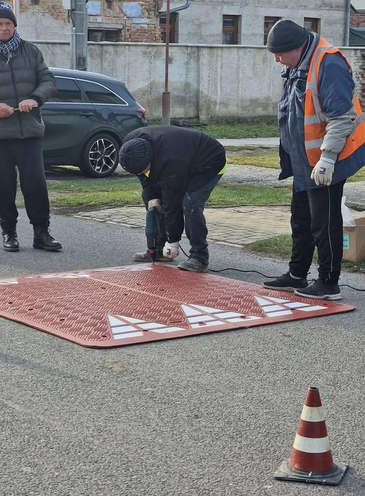 UPOZORNENIE PRE VODIČOV Obec v súlade s novým pasportom dopravného značenia začína už v tomto roku so znížením rýchlosti na Hronskej ulici na rýchlosť 30km/h a s inštaláciou spomaľovačov pred prechodom pre chodcov na križovatke Hronská/Lesnícka.hr ukázať príspevok na a href="https://www.facebook.com/576136354517748/posts/1434708508660524"b style="color: blue;"Facebook Obec Slovenská Ľupča/b/a img src="https://data.slovenskalupca.sk/_pocitadlo_titulka.php?id=6d01b297aa4524547d3b7c86ac030d78"