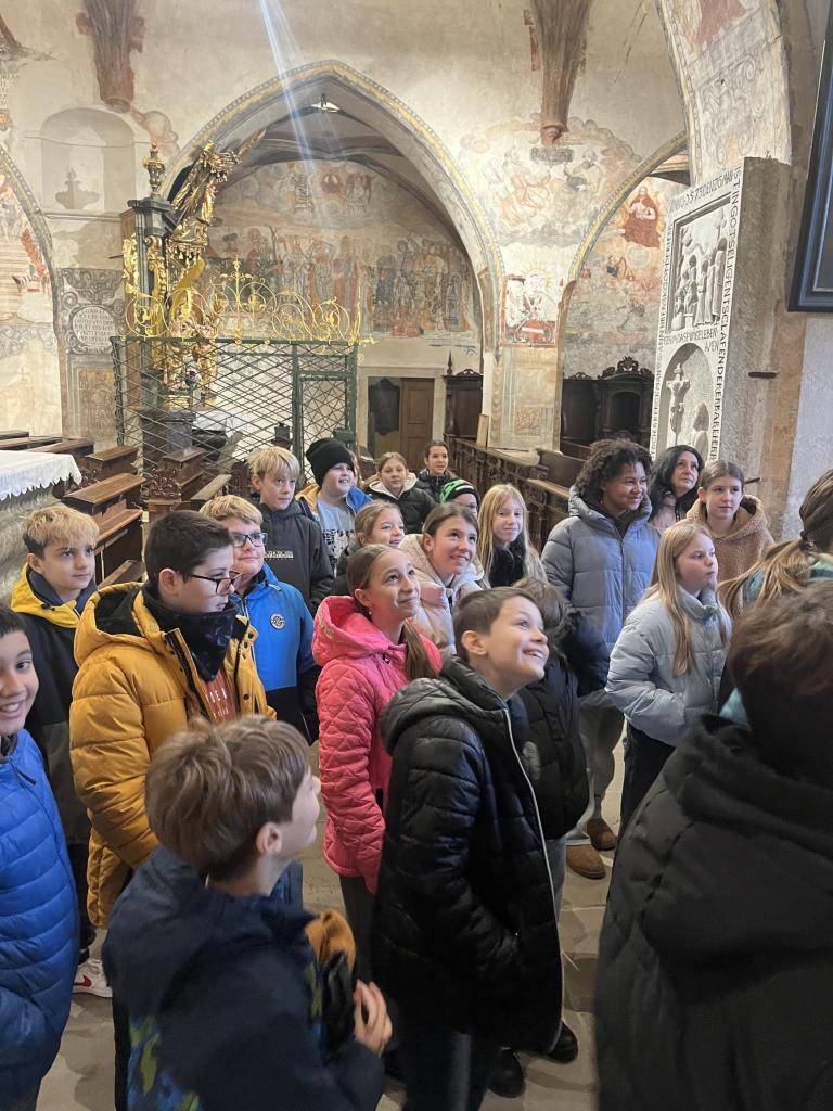 V úterý 2. prosince se žáci třídy 5. A zúčastnili vzdělávacího programu zaměřeného na restaurátorství ve Františkánském klášteře. Program jim přiblížil práci restaurátorů a umožnil nahlédnout do světa péče o historické památky přímo v autentickém prostředí kláštera.