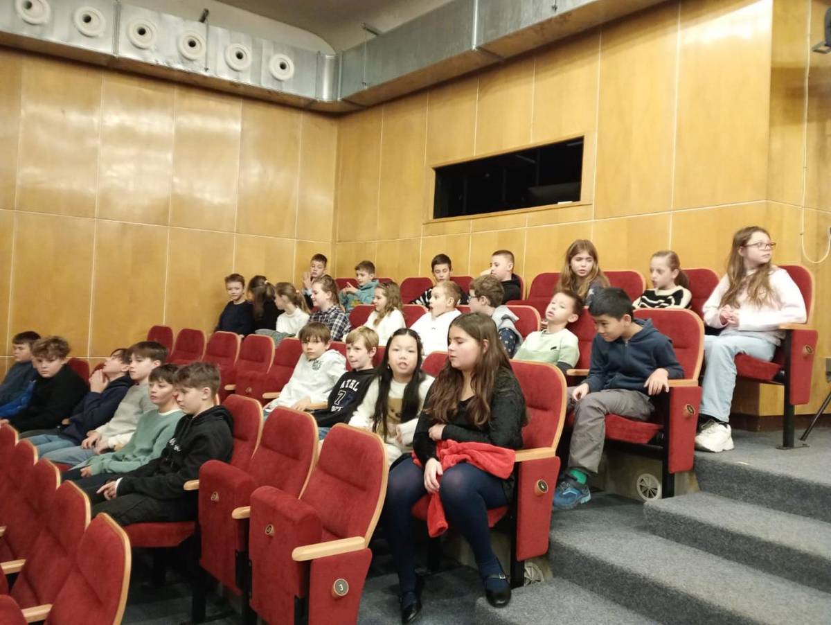 Dne 15. prosince 2025 se třídy 4.A a 5.A vydaly na výlet do divadla v Táboře, kde shlédly představení Operky. Po kulturním zážitku si užily průzkum města a předvánoční nákupy.