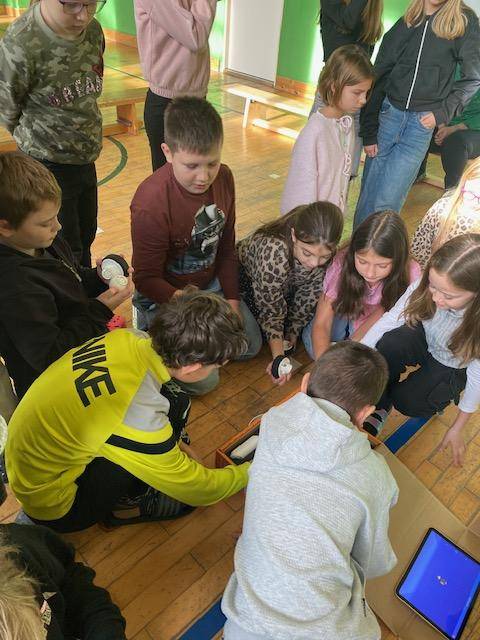 V tomto měsíci proběhly čtvrtletní konzultace. Že je potřeba přidat, je úplně jasné, ale ne každému se chce. Týden po konzultacích ještě bylo vidět zvýšenou snahu, ale pak velmi  rychle vymizela.