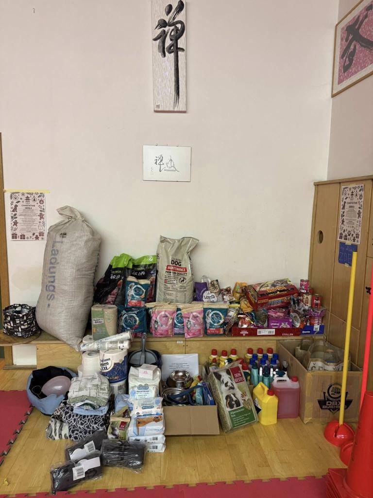 Vážení a milí rodiče a přátelé školky,  chtěla bych vám všem moc a moc poděkovat za neskutečné množství dárků pro místní útulek. Díky tomu, že jsme se spojili ještě s KABU, vytvořili jsme obrovskou zásobu potřebných věcí pro zvířátka.  Buďte na sebe pyšní!!!  S velkým díky,  ředitelka MŠ