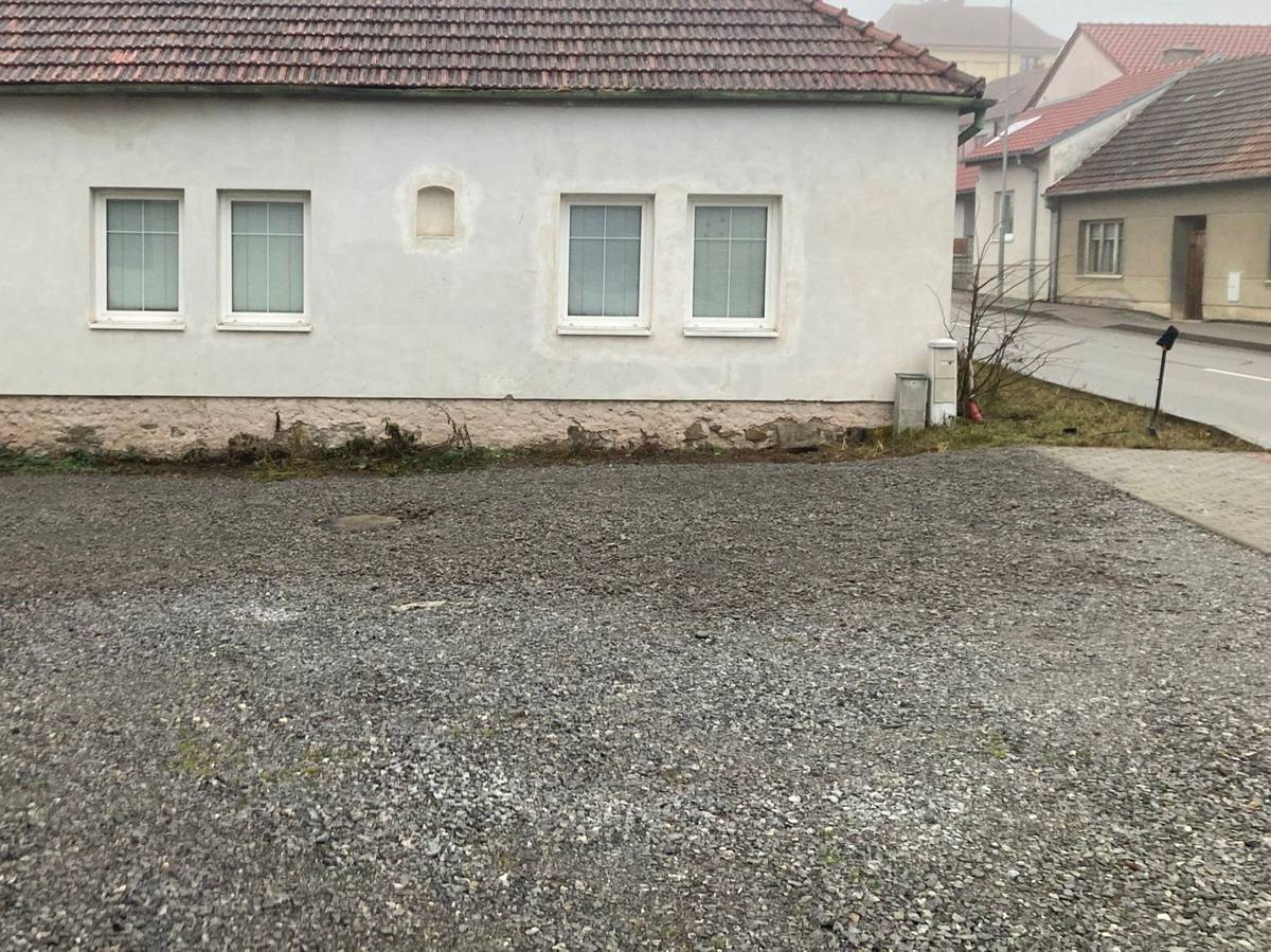 ⚠️🅿️ Vzhledem k častým nebezpečným dopravním situacím v okolí školy, kdy rodiče často parkují „na blikačkách“ na silnici, jsme vytvořili novou parkovací plochu v docházkové vzdálenosti od školy. Tato plocha je určena pro bezpečné zaparkování vozidel při odvádění nebo vyzvedávání dětí. Prosíme všechny rodiče, aby ji využívali a parkovali na ní pouze po nezbytně nutnou dobu, aby byla zajištěna plynulost dopravy a bezpečnost všech dětí. Děkujeme za spolupráci!