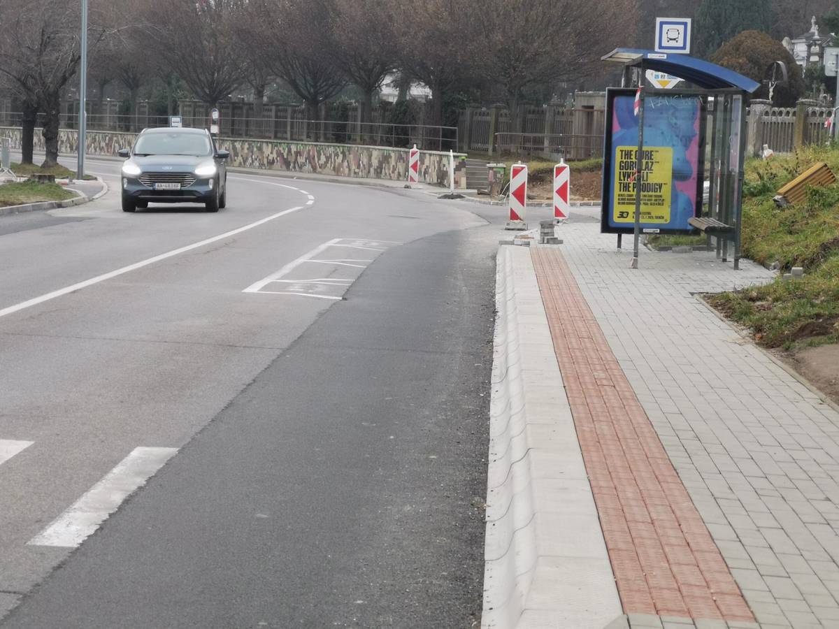 Jej rekonštrukcia je ukončená. Bola súčasťou mestskej investičnej akcie, ktorá stále trvá a ktorej výsledkom bude tretia etapa cyklotrasy. Tá predĺži súčasné cyklopruhy na Soblahovskej ulici ku kruhovému podjazdu pod Juhom, smerom na Soblahov a opačne.  Autobusová zastávka Cintorínska získala kasselské obrubníky a od štvrtka 18. decembra 2025 bude opäť k dispozícii cestujúcim mestskou hromadnou [...]Čítať viac...