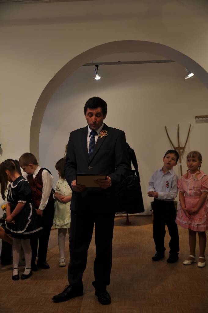 Tisztelt Hölgyeim és Uraim!  Hetény község Önkormányzata nevében nagy szeretettel köszöntöm Önöket, itt a Galériában.