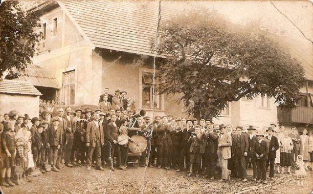Soubor deseti fotografických skenů od 1910 do 1980 věnující se převážně tématu proměny - jak urbanistické, tak i společenské - návsi ve Vševilech.