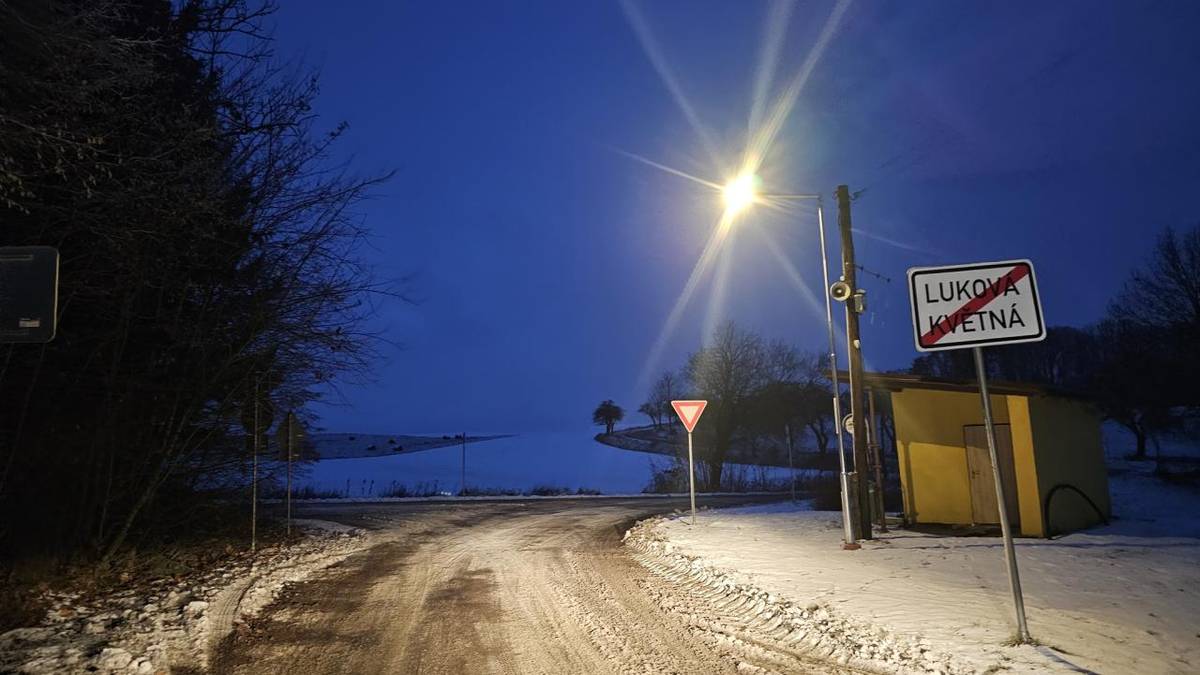 V osadě Květná jsme letos dokončili kompletní rekonstrukci veřejného osvětlení. Výstavba byla rozdělena do dvou etap, během níž bylo pod zem uloženo celkem 850m kabelového vedení a instalováno 15 nových sloupů s lampami.