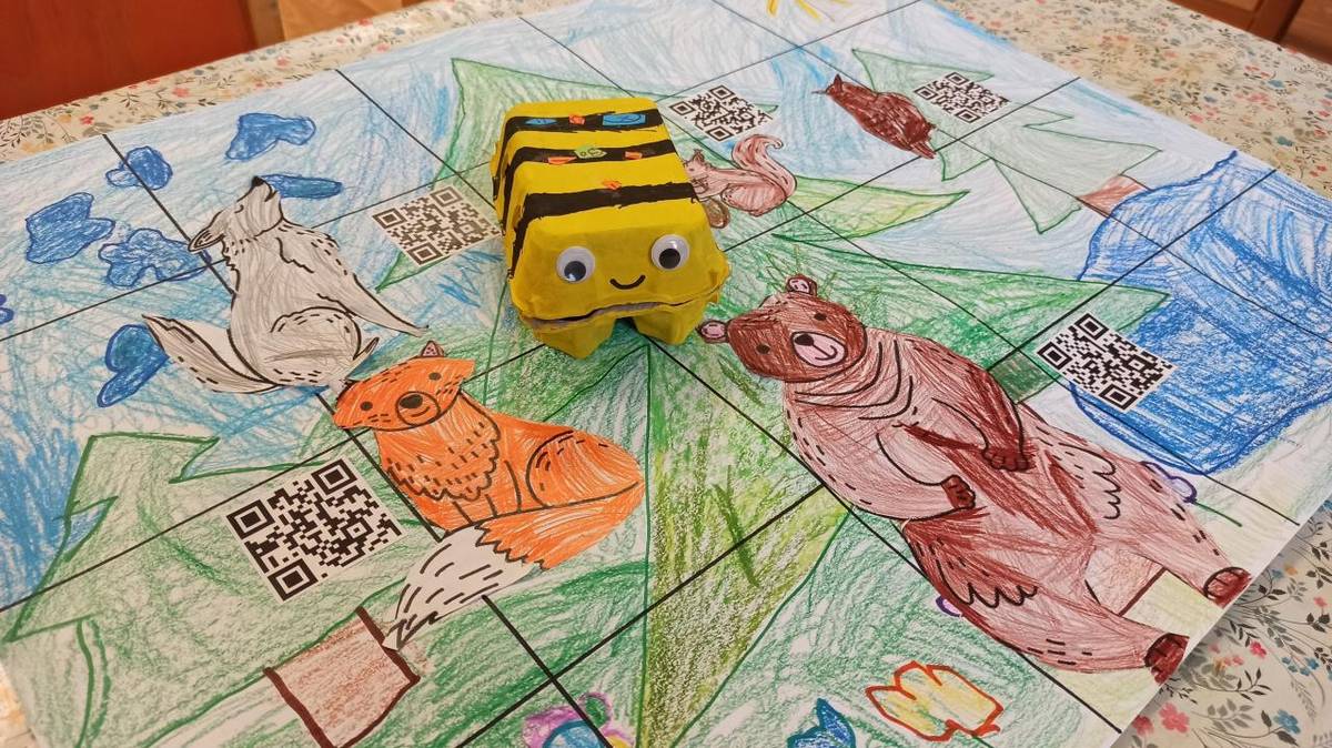 Naše děvčata se zúčastnila výtvarné soutěže s názvem Digitální svět, kterou pořádá akce Jižní Morava čte. Svůj lesní projekt představila ostatním a nyní čekají na výsledky, zda se jim podaří uspět.