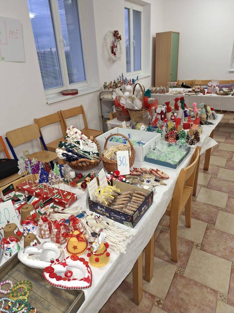 Velmi si vážíme materiální podpory všech rodičů, kteří nám pomohli svými výrobky rozšířit nabídku na vánočním minijarmarku. Děkujeme!