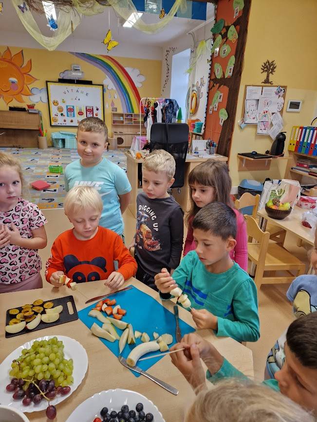 26.9. jsme si ve školce užili "Den plný vitamínů" Děti chystaly ovocné špízy, pekly jablka v županu, a připravily voňavý pečený čaj.
