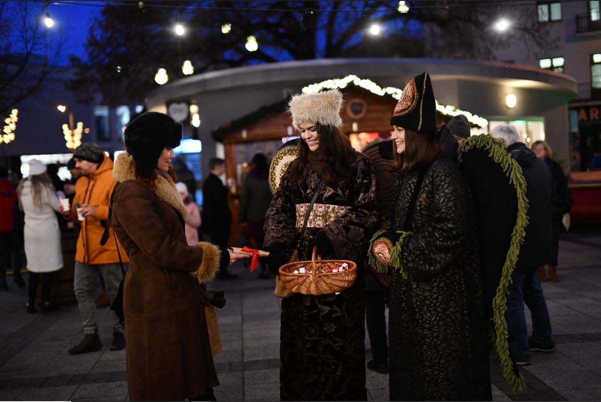 Krátko pred Vianocami sa budú po piešťanských uliciach niekoľko dní prechádzať anjeli a rozdávať dobré správy tým, čo sa usmievajú.