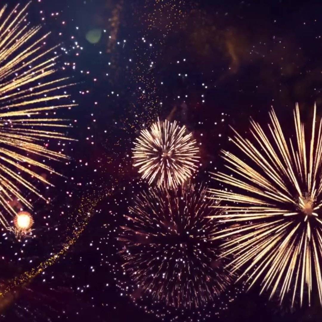 S příchodem konce roku a s ním spojenými ohňostroji připomínáme, že od 1. prosince 2025 platí nová právní úprava, která zakazuje používání zábavní pyrotechniky (kromě kategorie F1, která zahrnuje např. prskavky, práskací kuličky, bouchací provázky, stolní/dortové fontány) do 250 m od vybraných „citlivých“ objektů — nemocnic, domovů seniorů, útulků, chovů zvířat, zoo a podobně.  mapa zakázaných zón.