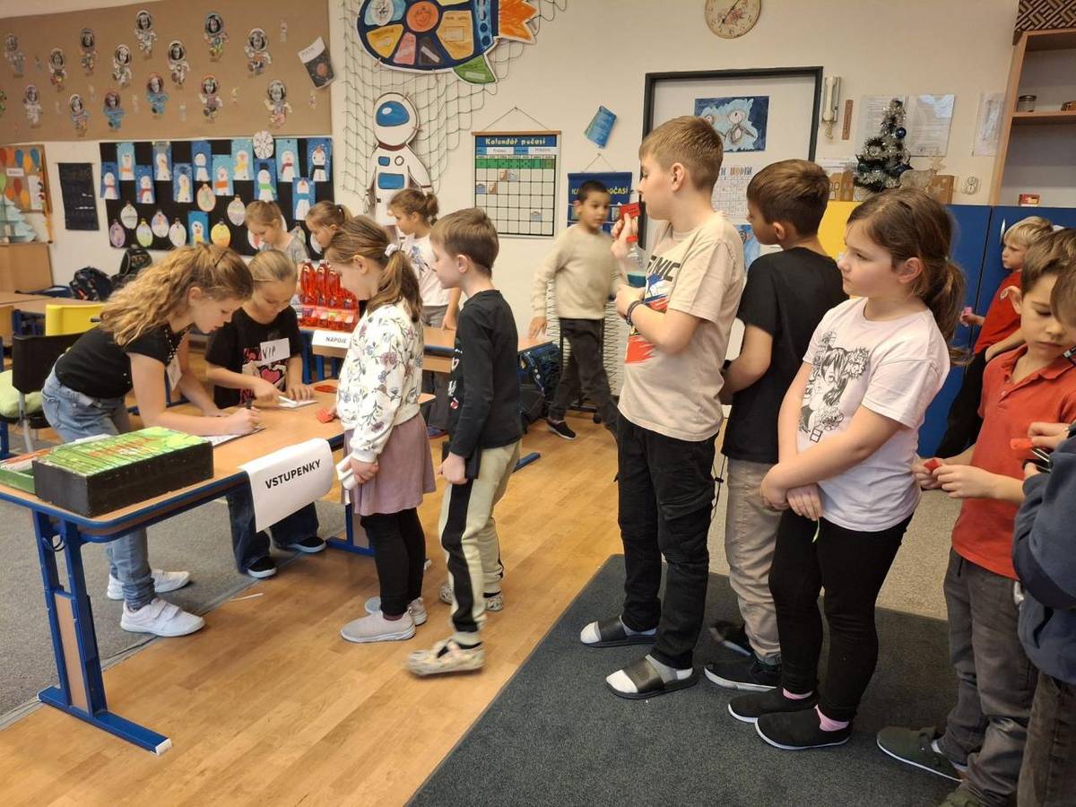 Nedlouho před Vánoci jsme v rámci tréninku na vánoční pohádkový maraton, který jistě neodmyslitelně patří k vánoční tradici v nejedné české domácnosti, absolvovali akci s jednoznačným názvem Vánoční kino…