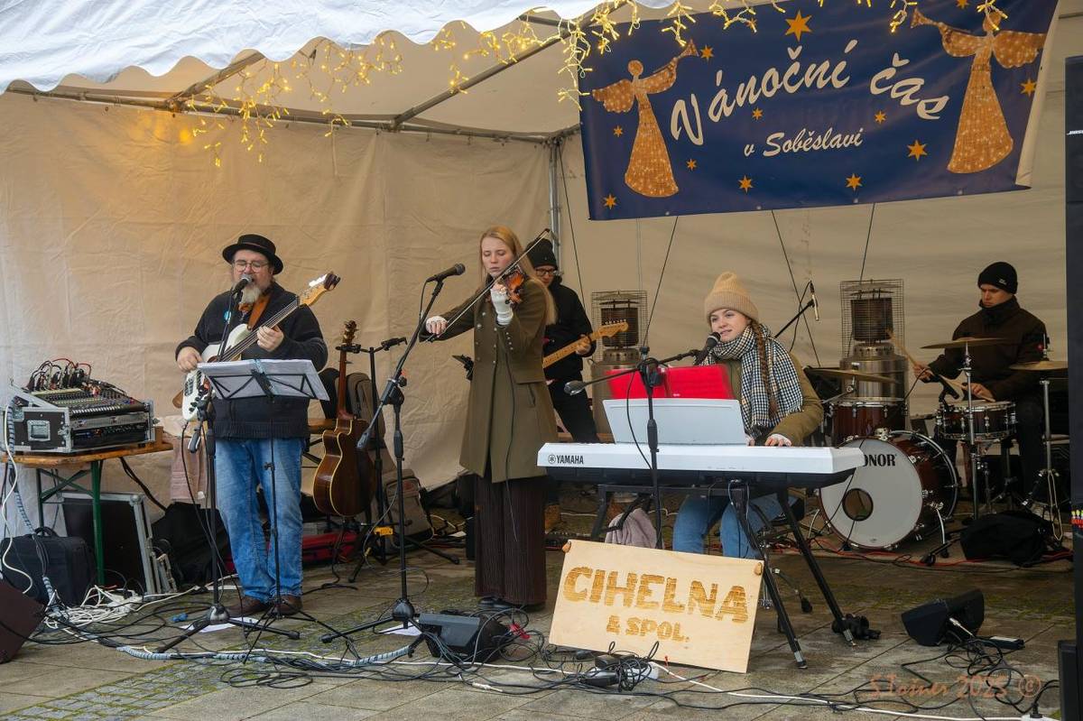 V neděli 14. 12. se konal v pořadí již třetí adventní trh, na kterém vystoupila kapela Cihelna a spol.