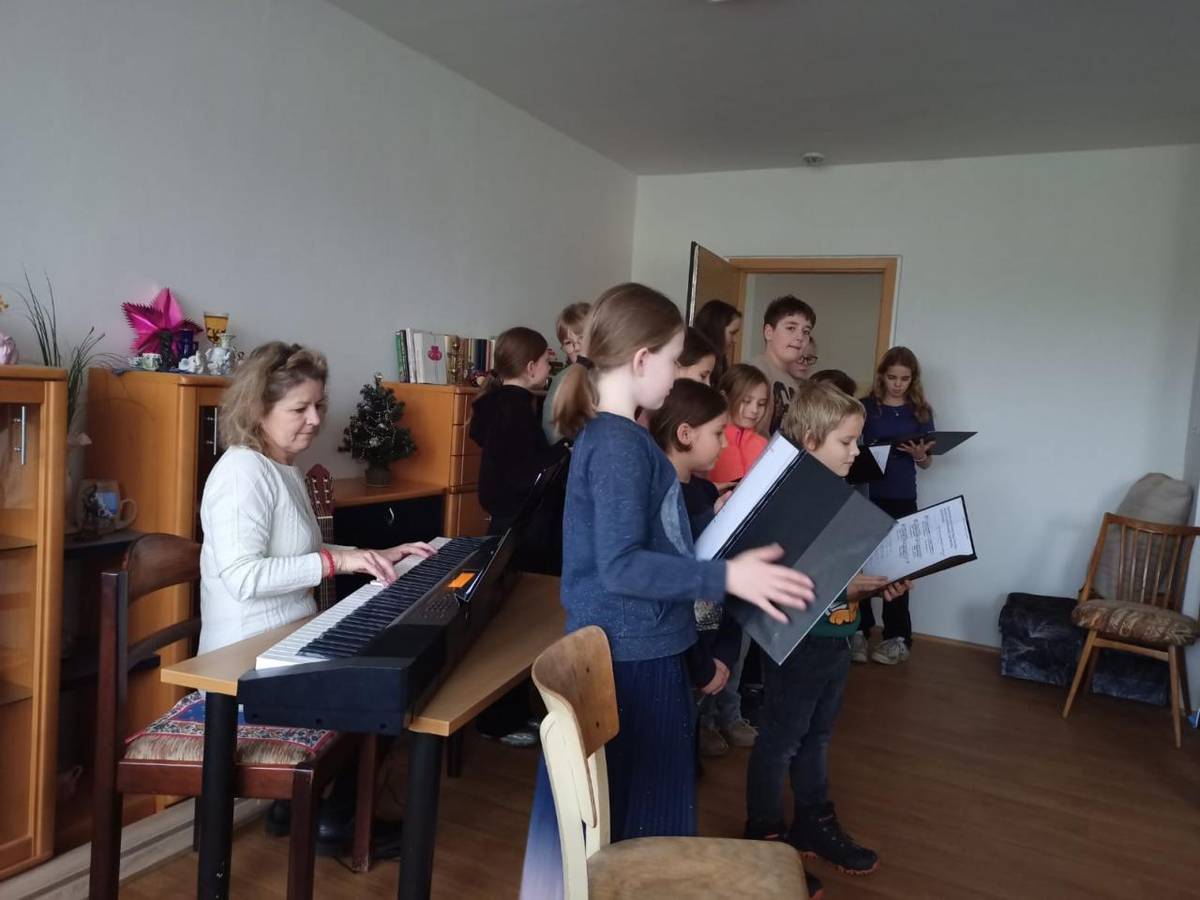 V předvánoční hektické době si děti z naší školy našly chvilku, aby navštívily sedlecký dům s pečovatelskou službou.