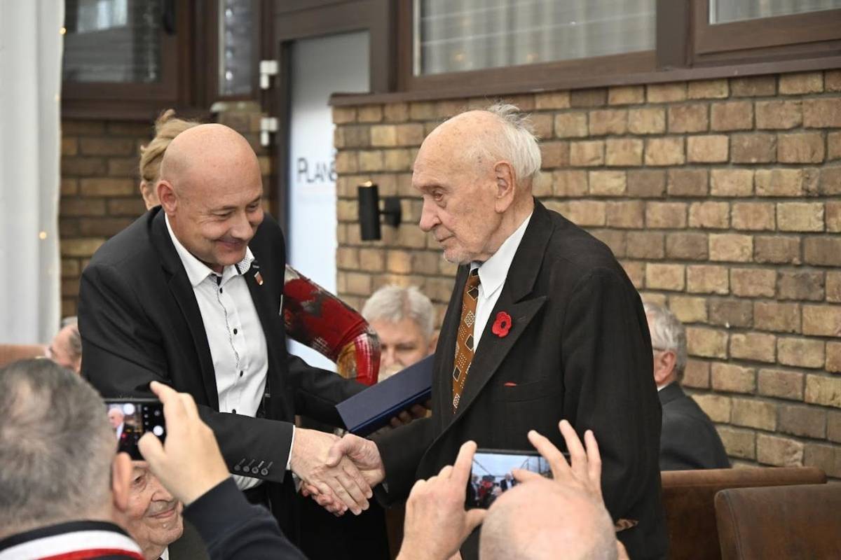 V nedeľu 7. decembra 2025 odovzdal primátor mesta Jaroslav Ciran pánovi Branislavovi Tvarožkovi  plaketu a diplom čestného občana Brezovej pod Bradlom.