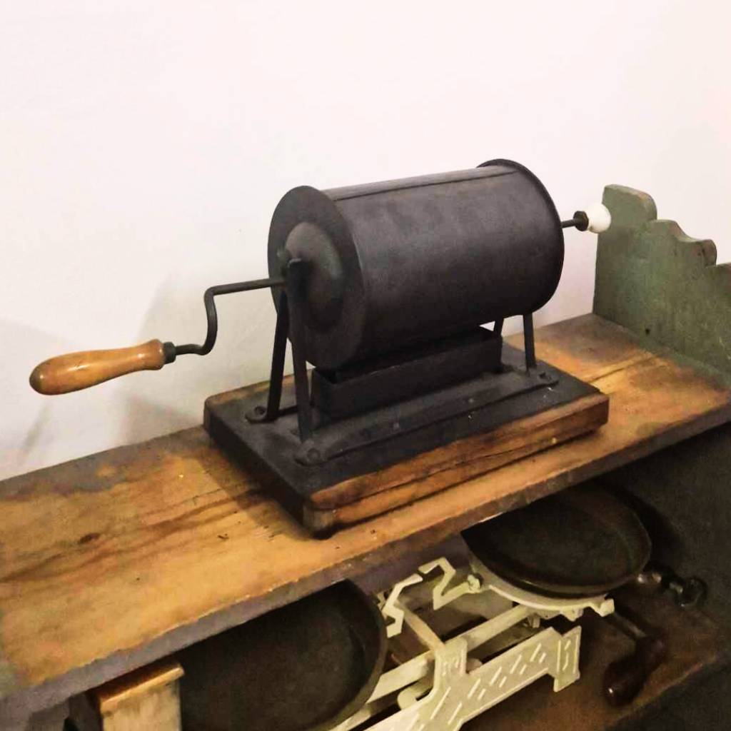 Poslední exponát roku 2023 odkazuje k výstavě Vánoce s vůní kávy. Jedná se o lihový otočný pražič kávy, který byl vyroben na přelomu 19. a 20. století a prohlédnout si jej můžete jak na zmíněné výstavě, tak v expozici Velké prádlo našich babiček.