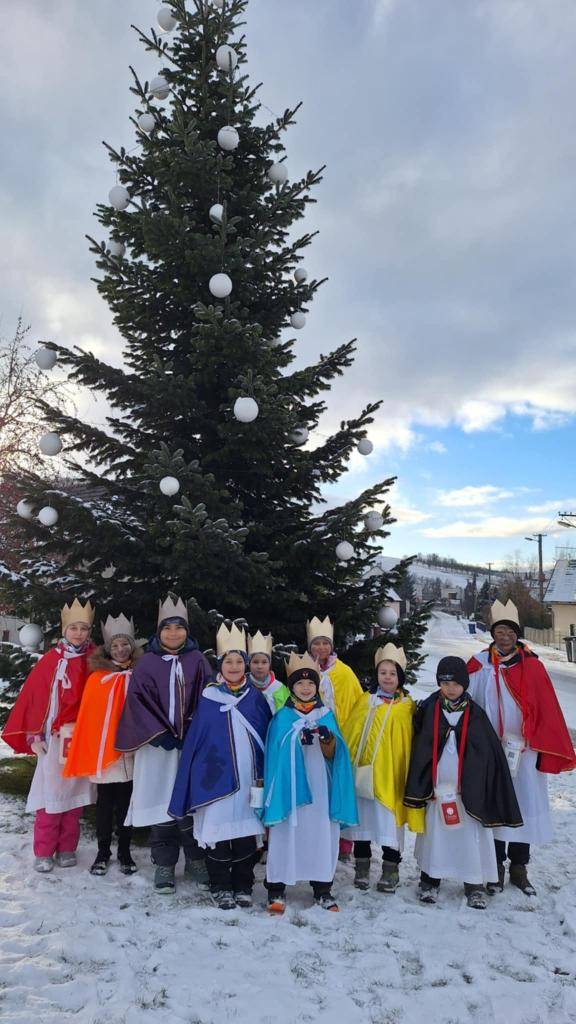 V sobotu 4.ledna navštívily naše domácnosti 3 skupinky tříkrálových koledníků. Sbírku organizuje Charita Česká republika. Výtěžek sbírky je 20 137 Kč. Moc děkujeme koledníkům a vedoucím skupinek i všem, kteří přispěli.