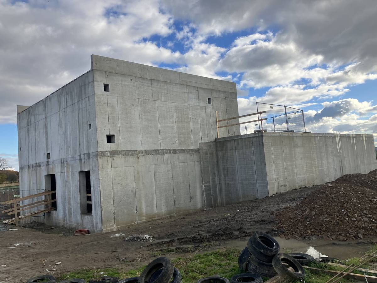 Dobrovolný svazek obcí  Vodovodní přivaděč Zvole – Vrané dál obyvatelům obcí Ohrobec, Okrouhlo, Zvole, Březová-Oleško a Vrané skvělý vánoční dárek v podobě dokončení hrubých staveb vodojemu Zvole a Březová-Oleško. Stavbaři tak úspěšně splnili harmonogram stavby.  Ze sedmi kilometrů potrubí přivaděče zbývá položit posledních čtyři sta metrů. Po Novém roce se začne s vystrojováním vodojemů a montáží technologie. V květnu budou zahájeny náročné zkoušky s napouštěním vodojemů a postupným prověřováním funkce všech důležitých součástí vodovodního přivaděče. Pokud budou zhotovitelé pracovat stejně úspěšně jako dosud, tak na podzim začne nový přivaděč dodávat vodu všem pěti obcím.