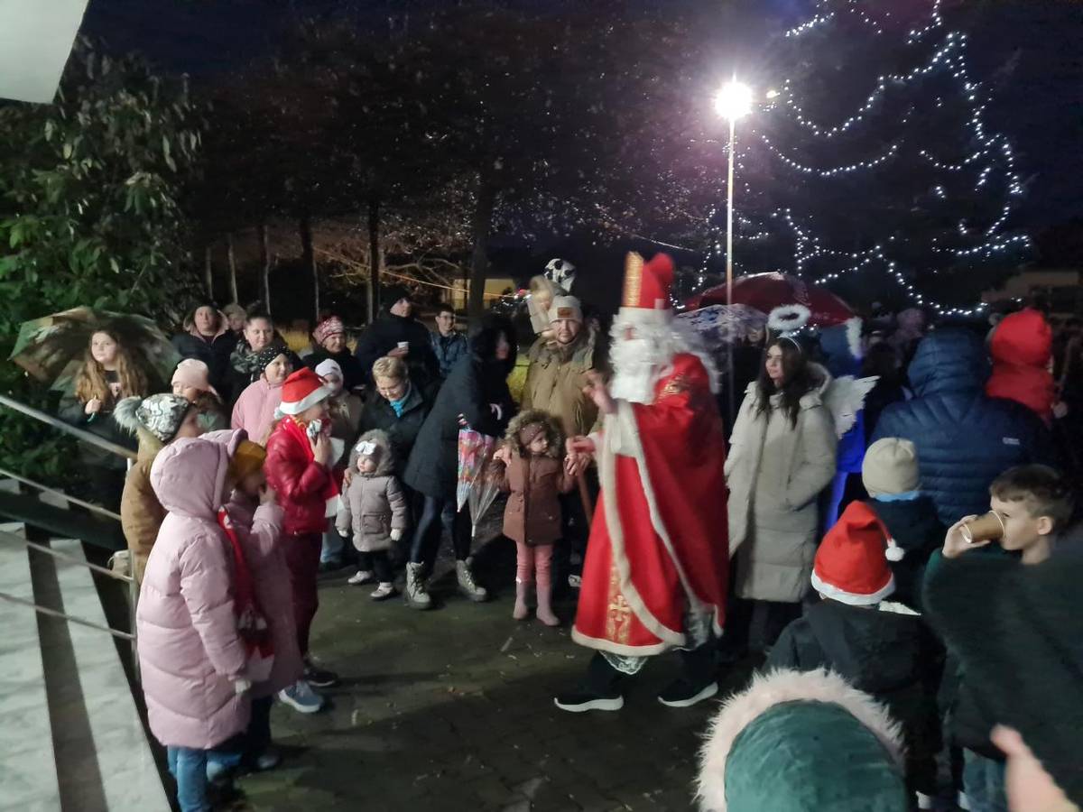Aj tento rok navštívil našu obec Mikuláš so svojou družinou a obdaroval všetky poslušné detičky.