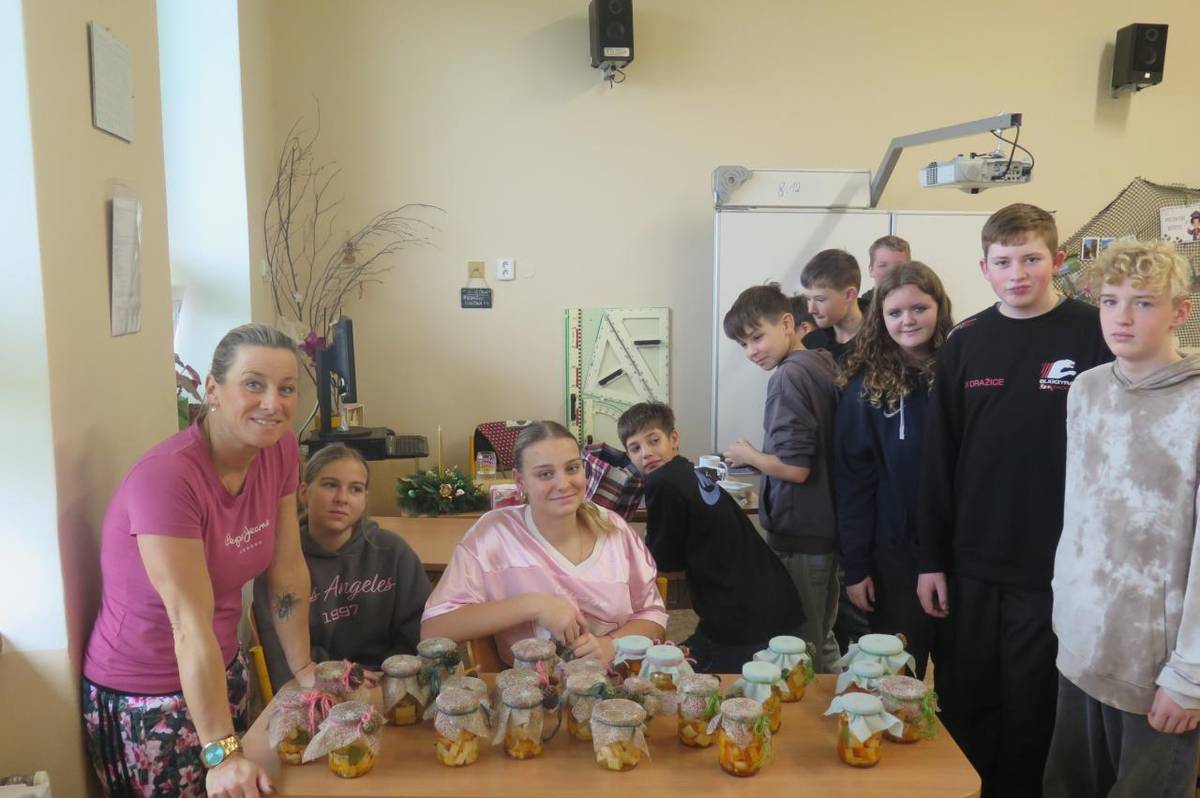 V předvánočním čase se v naší škole již tradičně uskutečnil Den řemesel, během kterého žáci všech tříd naplno prokázali svou kreativitu a zručnost. Pondělí 8. prosince se proměnilo v rušnou dílnu plnou vůně cukroví, jehličí a nahřátých tavicích pistolí????.