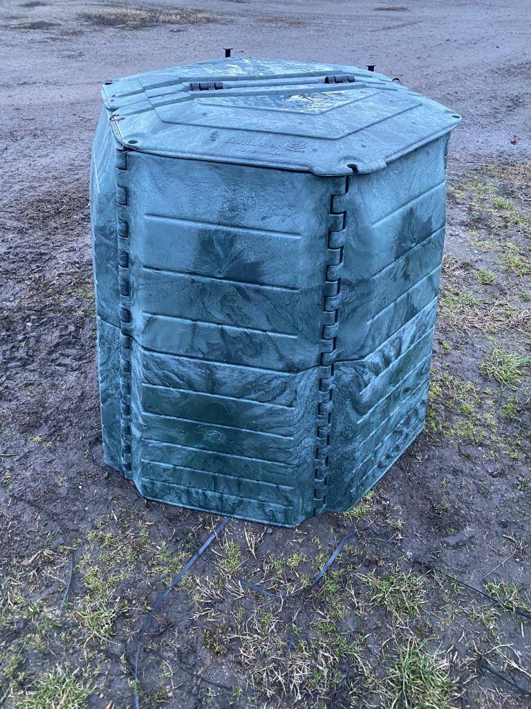 Každé pondělí a středu od 14,00 do 17,00  je možné si vyzvednout na OU Březí kompostér. Na podatelně zájemci vyplní smlouvu o výpůjčce kompostéru a mohou si odvézt kompostér o objemu 1 100 nebo 1 800 litrů.  Výdej kompostérů bude zahájen 14.2.2024