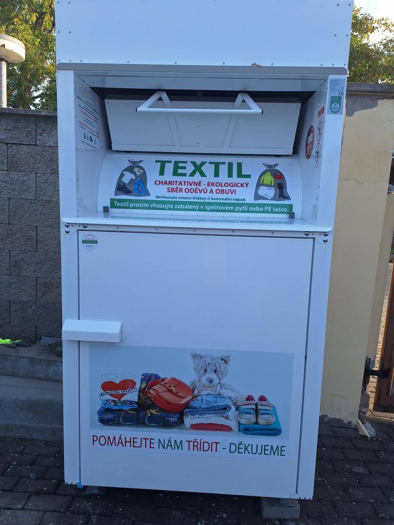 Kontejner na textil je umístěn ve dvoře u Obecního úřadu vpravo za bránou.  Vhazujte prosím v pytlích:  - pouze textil čistý   - boty pouze v páru   - funkční hračky  Děkujeme
