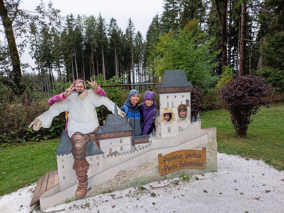 V rámci projektu,,4 roční období" jsme společně 14. 9. 2024 se zástupci z Mähringu a Nebanic, navštívili Park Boheminium a Bečovskou botanickou zahradu. Děti i dospělí si na závěr vybarvili a nakreslili "podzimní draky."  Projekt je finančněpodpořen z Fondu malých projektů INTERREG Bavorsko - Čes