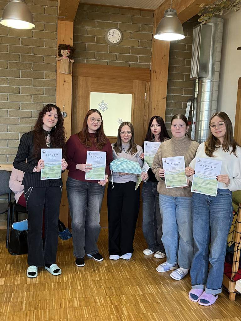 Dne 11. prosince jsme se zúčastnily finále ekologické soutěže na záchranné stanici pro zraněné živočichy Aves. Soutěž spočívala v testu našich znalostí o středočeské přírodě a poznávání rostlin, které se v ní vyskytují.