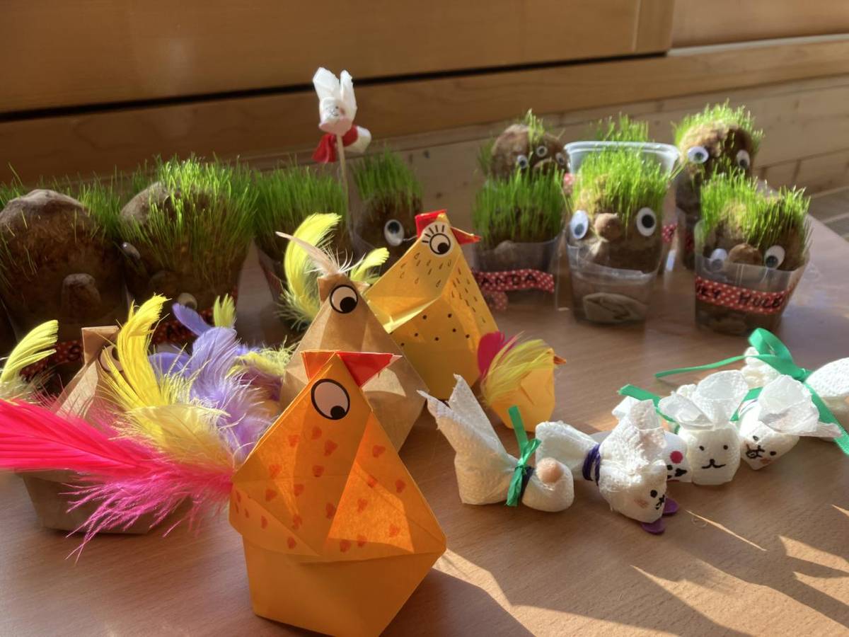 Březen je měsíc knihy. A naše družina nebyla pozadu. Četli jsme dělali záložky, navštívili knihovnu.Připravili jsme se na Velikonoce a měli jsme se krásně jarně. Podívejte se do naší fotogalerie.