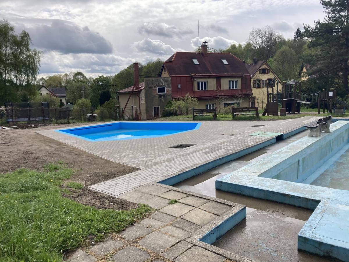 Stavbu realizovala společnost MAZEPA s.r.o. Technologie čištění vody realizovala firma SORBENTS s.r.o.  Celkové náklady 660 000,00 Kč