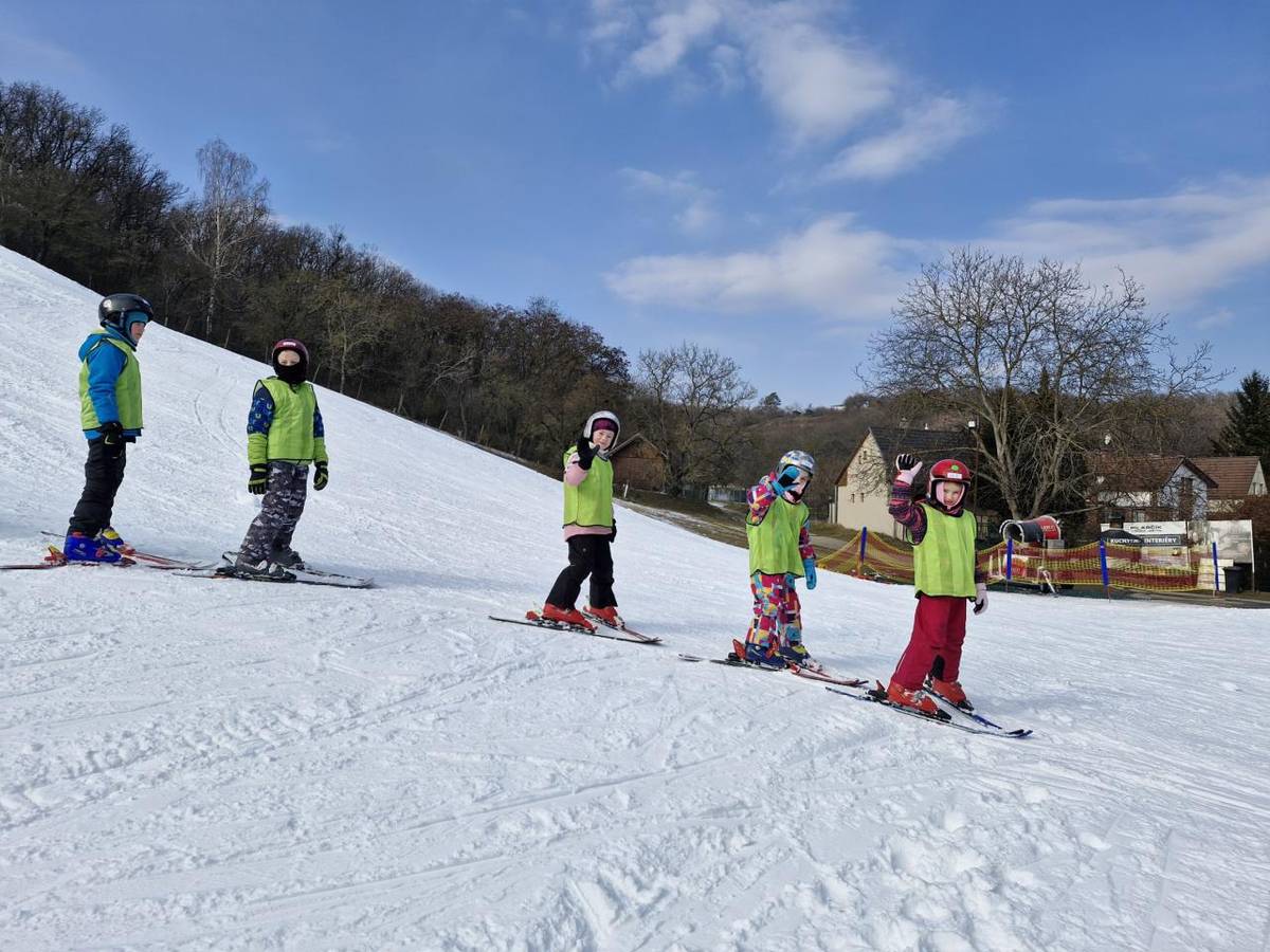 Letošní lyžařský výcvik nám zase vyšel. Počasí nám přeje, sněhu je na sjezdovce dostatek, i když jsou teploty pod nulou, svítí nám krásně sluníčko - zkrátka co víc si přát! Snad už jen, aby i zbytek výcviku proběhl ve zdraví!