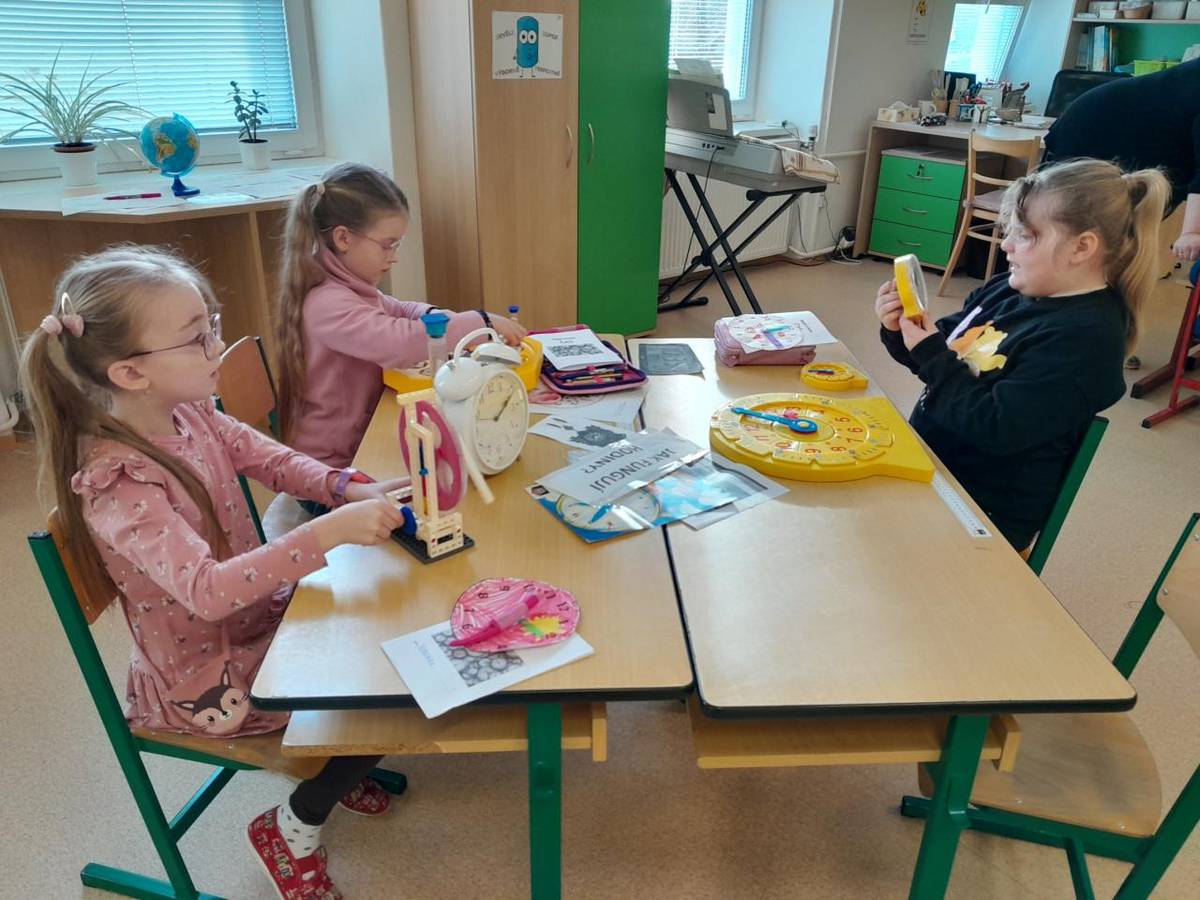 Žáci 1. a 2. třídy se učili orientovat v čase skrze bádání a  hry. Workshop - podpořený MAP vzdělávání Hustopečsko, pomohl dětem pochopit pojetí času, poznávat hodiny a zkoumat jevy jako střídání dne a noci nebo ročních období. Mnoho dětí využilo kreativní aktivity a vyrobily si svoje hodiny.