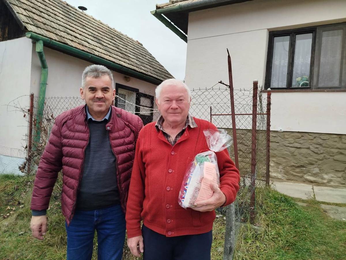 Kolektív obecného úradu a poslanci obecného zastupiteľstva si tento rok pripomenuli sviatok našich seniorov a vzdali im úctu milým balíčkom, ktorý pre 83 dôchodcov pripravili zamestnankyne obecného úradu. Symbolicky ho na deň svätého Mikuláša seniorom odovzdal starosta obce Dušan Mitter.