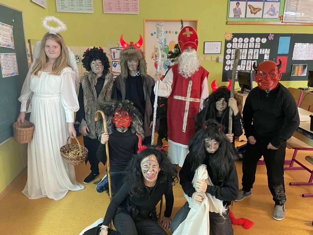 I do naší školy po roce opět dorazil v doprovodu čertů a andělů Mikuláš. Zastavil se v každé třídě a za básničku nebo písničku rozdal hodným (tedy všem) dětem pamlsky.  Pro své spolužáky tento tradiční vánoční zvyk připravila 5.třída, které tímto moc děkujeme.