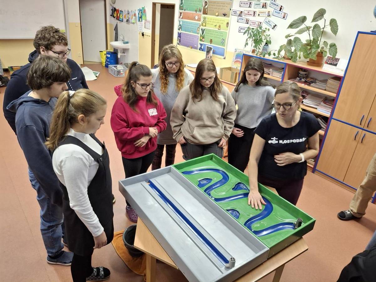 Voda je základní podmínkou života. Ne každý člověk na Zemi má ale neomezenou možnost pitné vody. My tuto vymoženost máme a ani si to neuvědomujeme, bereme to už za samozřejmost.