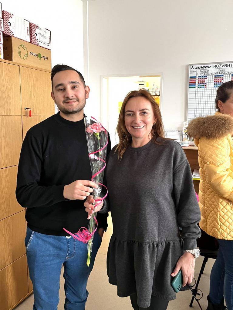 „Keď vzdeláš ženu, vzdeláš generáciu“. (Brigham Young)  „Feminizmus je radikálna myšlienka, že ženy sú ľudské bytosti.“ (Cheris Kramarae)         Medzinárodný deň žien je tu, tento sviatok patrí všetkých vám, milým dámam.               Určite nie je prežitkom a nepatrí len minulosti. Traduje sa od m