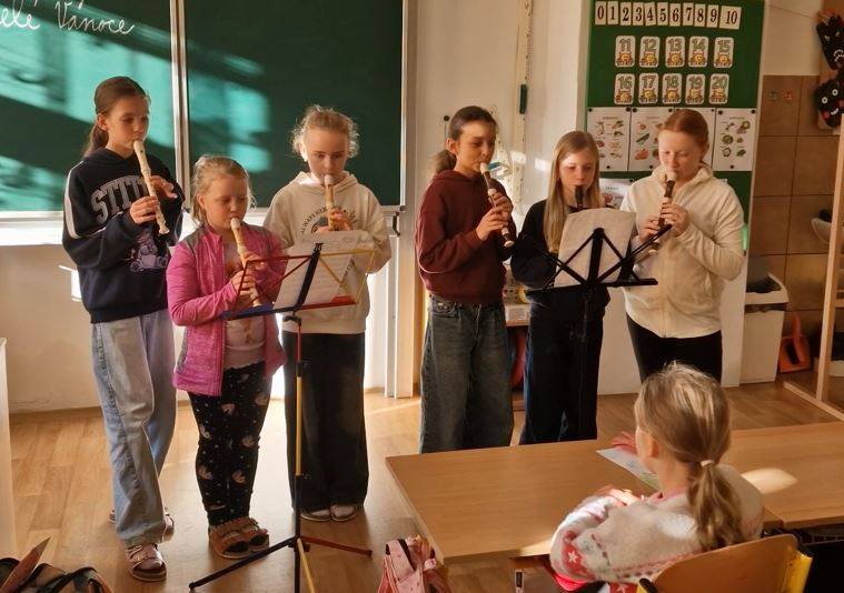 Vážení rodiče,  jménem dětí a zaměstnanců ZŠ a MŠ Ejpovice Vám přejeme příjemné prožití vánočních svátků a šťastné vykročení do roku 2026.