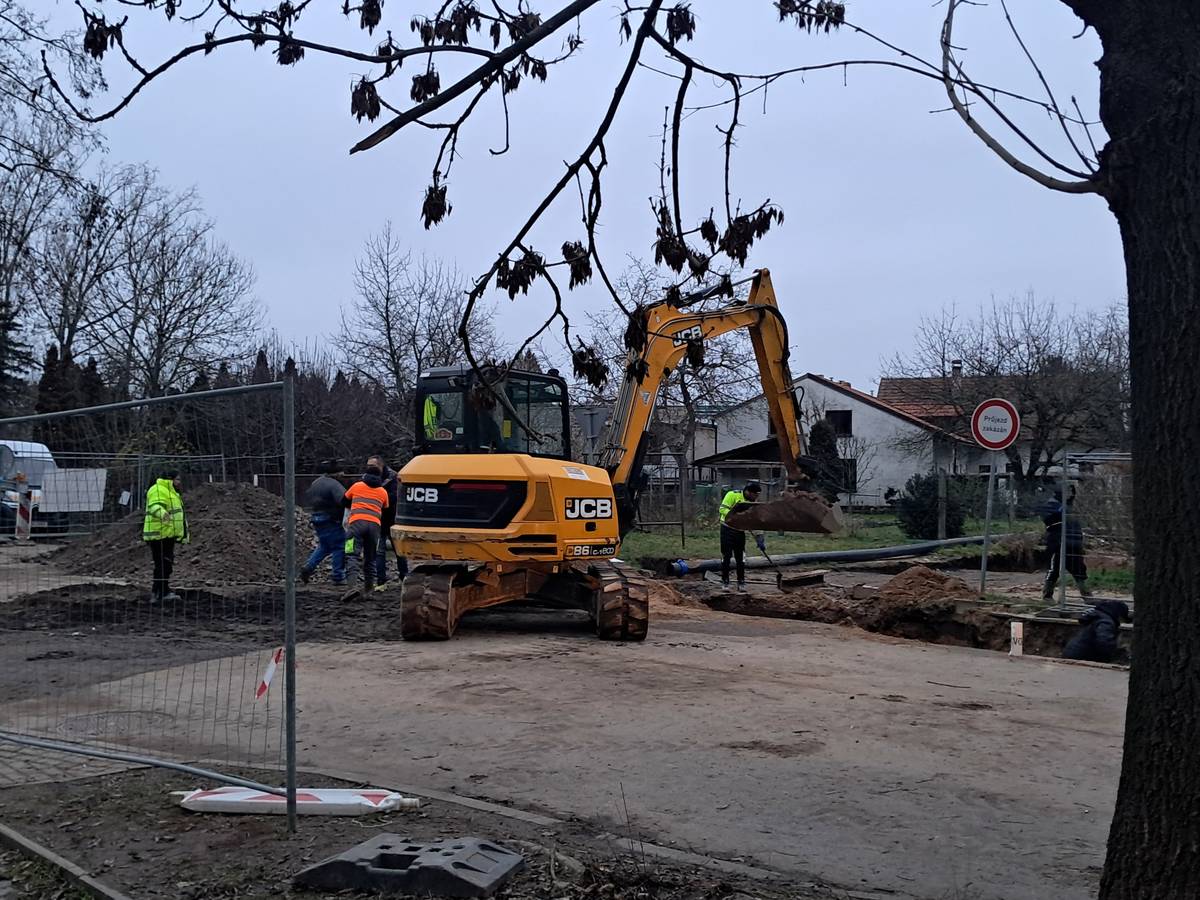 Na stavbě Obnova vodovodních řadů a vodovodní řad pro přepojení bytových domů v ulici Okružní bude od 20. prosince probíhat technologická přestávka a bude odstraněno stávající dopravní značení. Ulice Průběžná tak bude průjezdná a z Okružní bude opět jednosměrka a bude možné tam parkovat. Dopravní omezení se obnoví na nezbytně dlouhou dobu příští rok, když se bude asfaltovat. Další stavební práce, které ovšem nebudou žádné omezení dopravy vyžadovat, mohou začít už 5. ledna, pokud to dovolí klimatické podmínky.