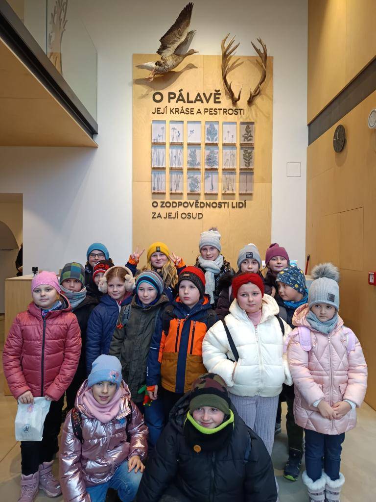 Předvánoční období jsme si zpestřili návštěvou Domu přírody Pálavy. Čekala zde na nás voňavá herna plná zážitků, tvoření a pohybu. Hravou formou jsme všemi smysly objevovali svět včel. Program Medové Vánoce se všem moc líbíl.