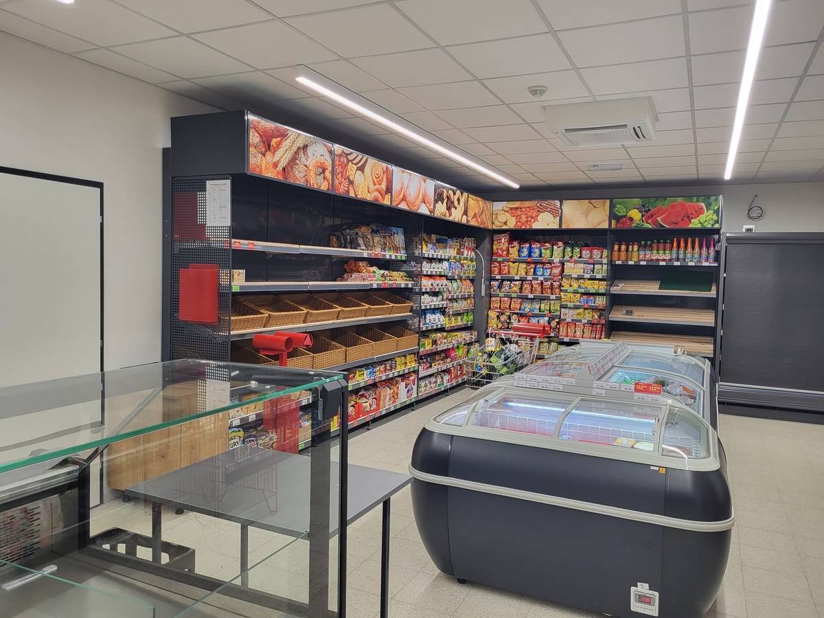 Hruška opět v provozu! S radostí oznamujeme občanům i široké veřejnosti, že obecní prodejna HRUŠKA v pátek 19.12. v 7:00 hod. opět zahajuje provoz. V 9:00 proběhne "slavnostní přestřižení pásky". Přijďte se kouknout, ale hlavně nakoupit a pomoci s rozjezdem  Jste srdečně zváni.