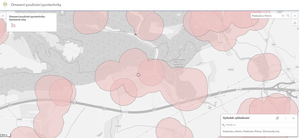 Obecní úřad informuje občany o omezení používání pyrotechniky v naší obci. Vymezené zony jsou vyznačeny na přiložené mapě. Také podrobnosti o omezení naleznete v odkazech níže. Co se mění od 1. 12. 2025  Zákaz používání v 250m zóně: Kategorie F2, F3 (petardy, rakety, baterie) se nesmí používat v ochranném pásmu 250 metrů od:  Nemocnic, léčeben, domovů pro seniory a stacionářů. Útulky, záchranné stanice, ZOO, chovy hospodářských zvířat.   Místo použití: Vždy dodržujte 250m zónu u citlivých objektů (nemocnice, útulky, ZOO), i když obecně používání F1 není zakázáno. Pokuty: Za porušení hrozí bloková pokuta 10 000 Kč, ve správním řízení až 100 000 Kč (právnické osoby až milion).   OBEC HRABŮVKA NEMÁ ZŘÍZENOU OBECNĚ ZÁVAZNOU VYHLÁŠKU O REGULACI ZACHÁZENÍ S PYROTECHNICKÝMI VÝROBKY. PROTO PLATÍ CELOSTÁTNÍ PRAVIDLA. https://agrigis.gov.cz/portal/apps/instant/basic/index.html?appid=ded81b51ac6e4ea1b071ef28122f547b https://hzscr.gov.cz/clanek/nova-pravidla-pro-pouzivani-zabavni-pyrotechniky-vstupuji-v-platnost-1-prosince-2025.aspx