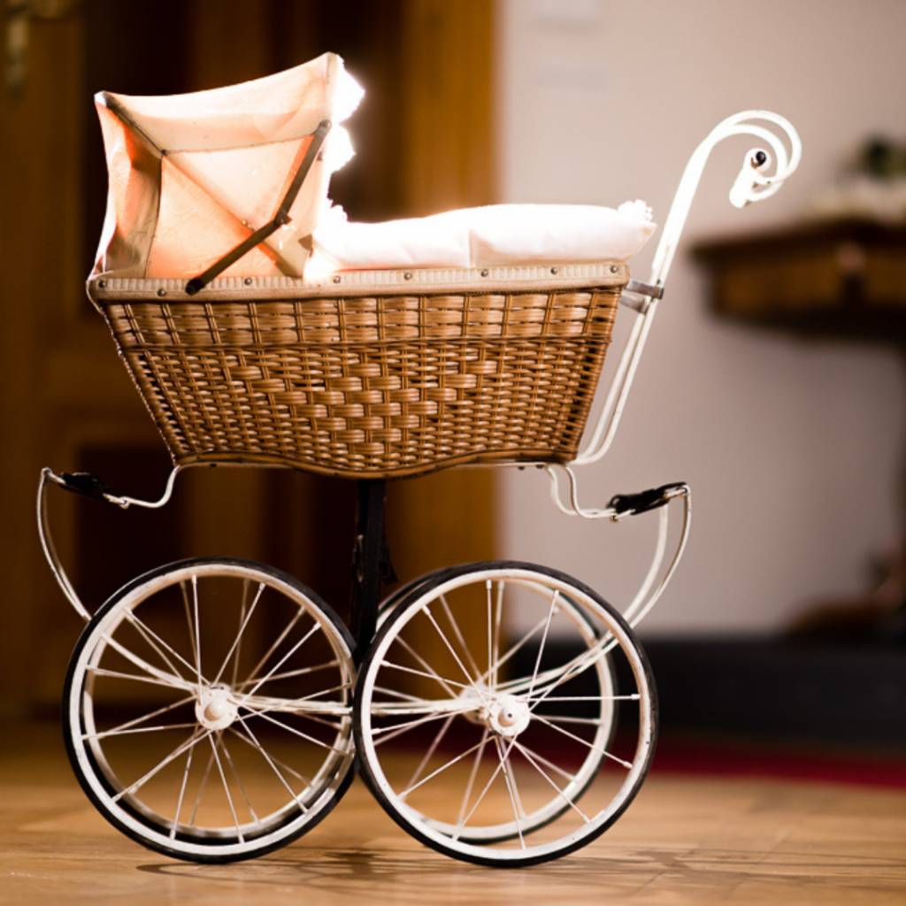 Proutěný kočárek na panenku pochází z přelomu 19. a 20. století. Podvozek tvoří 4 velká kola, připevněná na dvou nápravách. Držadlo kočárku tvoří pár železných prutů kulatého průřezu, povrch držadla je z bílého porcelánu. Kočárek si můžete prohlédnout v expozici Měšťanský interiér.