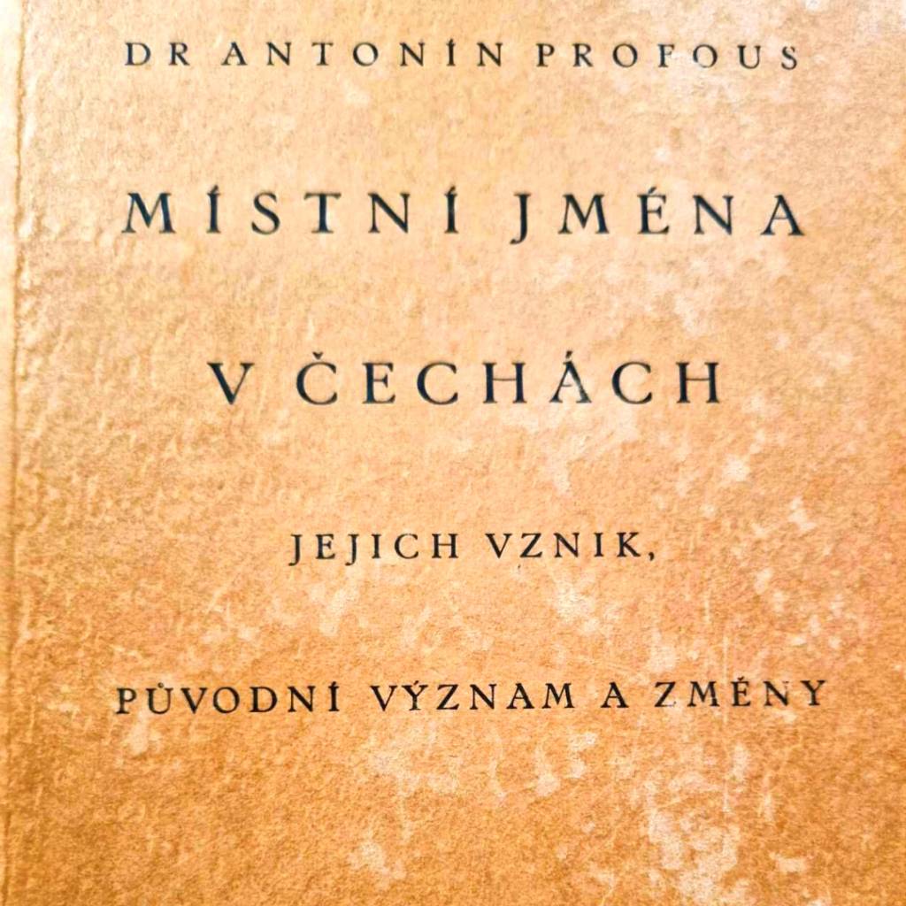 V březnu, tedy měsíci čtenářů, Vám nepředstavíme sbírkový předmět, ale jeden z 12.000 svazků muzejní knihovny. Jedná se o hojně využívanou knihu Dr. Antonína Profouse Místní jména v Čechách, jejich vznik, původní význam a změny.
