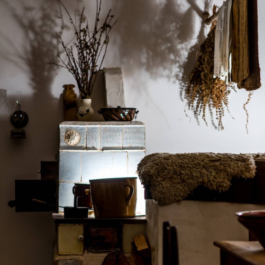 Pec s kachlovým sporákem sporákem původně z domu čp. 32 pod Opatským rybníkem ve Vrčeni si můžete prohlédnout ve stálé expozici muzea.