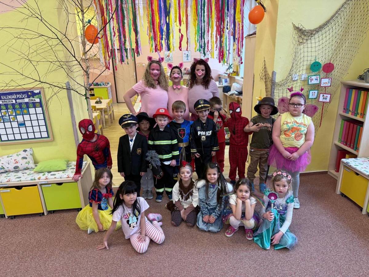 Hlasitý smích a veselá hudba se linula v pátek ze třídy Sluníček.