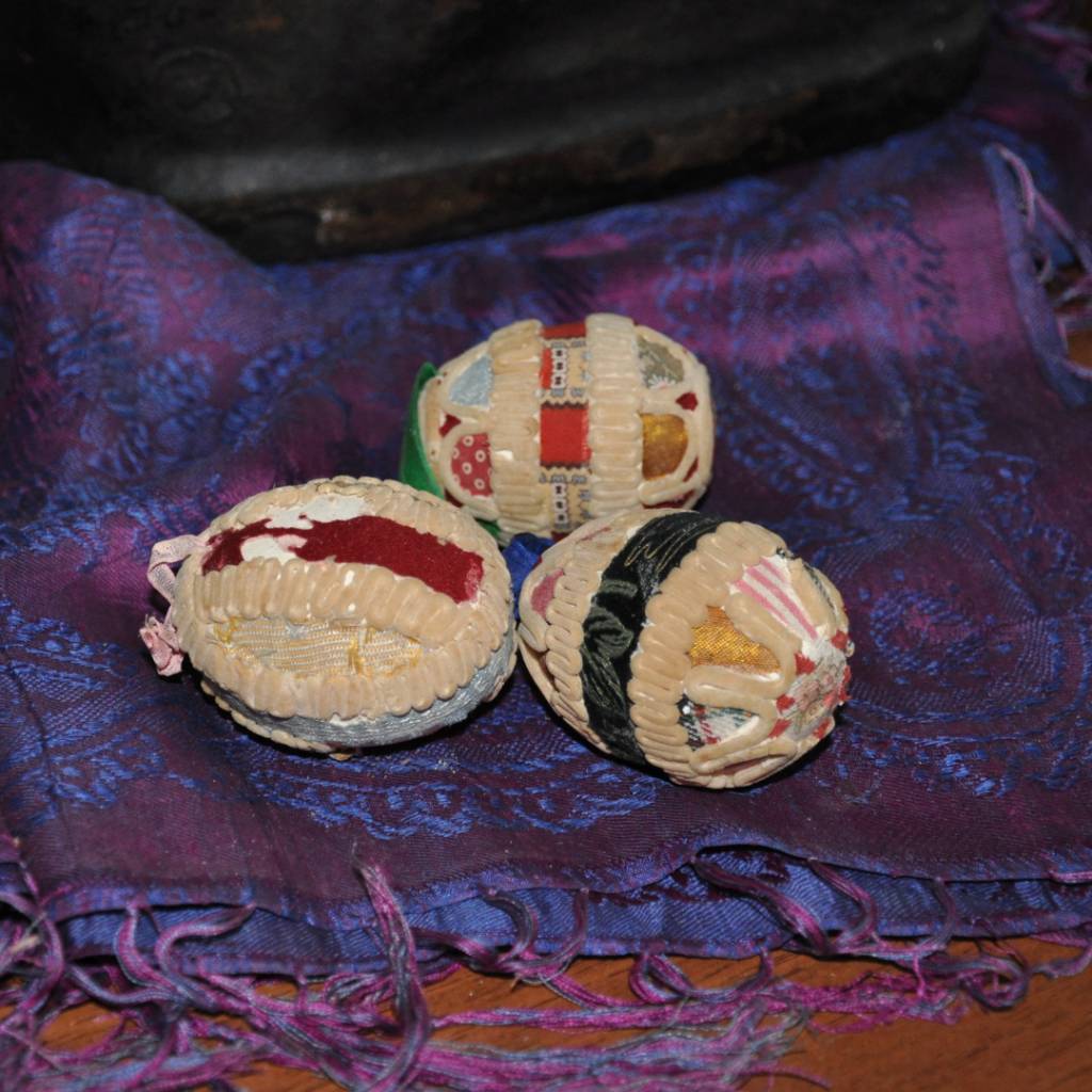 Nepříliš známý způsob zdobení kraslic představuje technika lepení sítiny. K tomuto zdobení se používá dužina sítiny jezerní (Juncus conglomeratus), která vypadá jako pěnový váleček či špagetka.