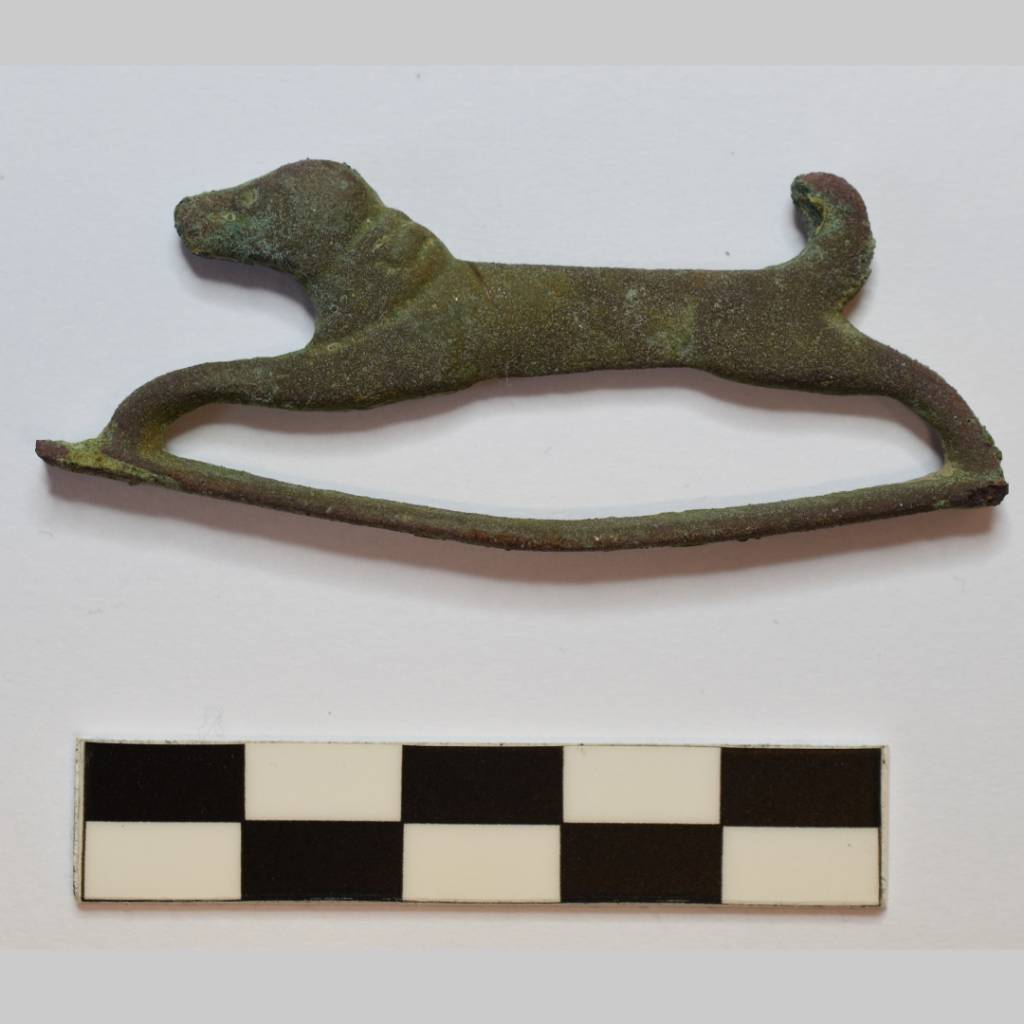 Předmětem měsíce února je umělecky ztvárněné mosazné držadlo ocílky. Držadlo zobrazuje běžícího psa s široce rozevřenýma nohama, s ohonem stočeným k hlavě a s naznačeným obojkem.