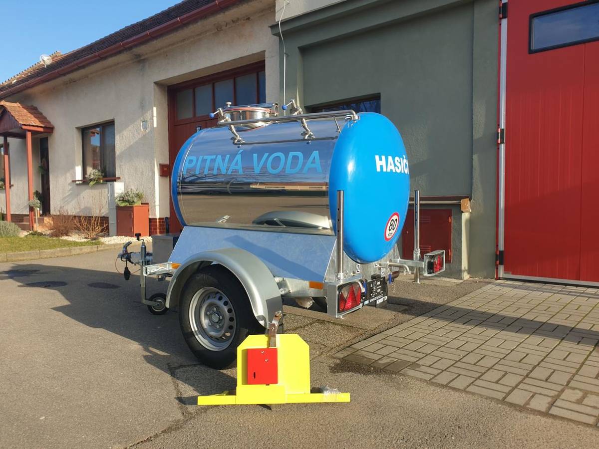 Hasiči získali do užívání novou cisternu na pitou vodu.
