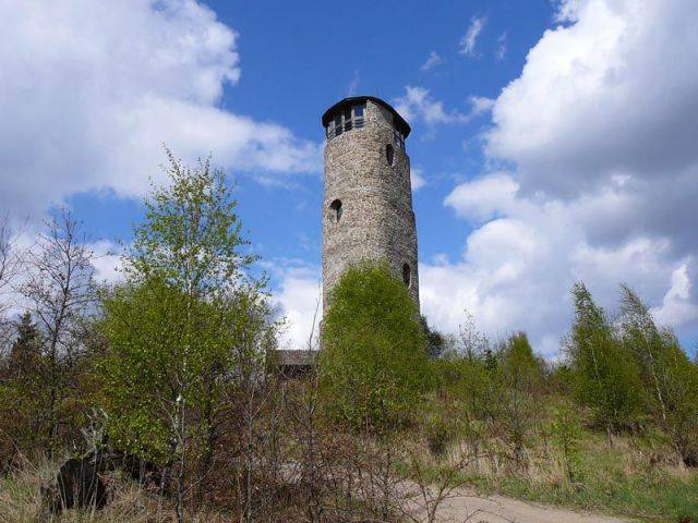 V pátek 30. prosince proběhne u rozhledny na Brdu tradiční zakončení roku a turistické sezóny 2016. Ve 12:00 hod. se bude zpívat česká státní hymna. Je možné využít této příležitosti a potkat se se spoustou známých z podchřibských obcí. Na Bunč bude možné přijet autem a odtud se vydat na Brdo pěšky (cca 6 km dohromady tam i zpět).